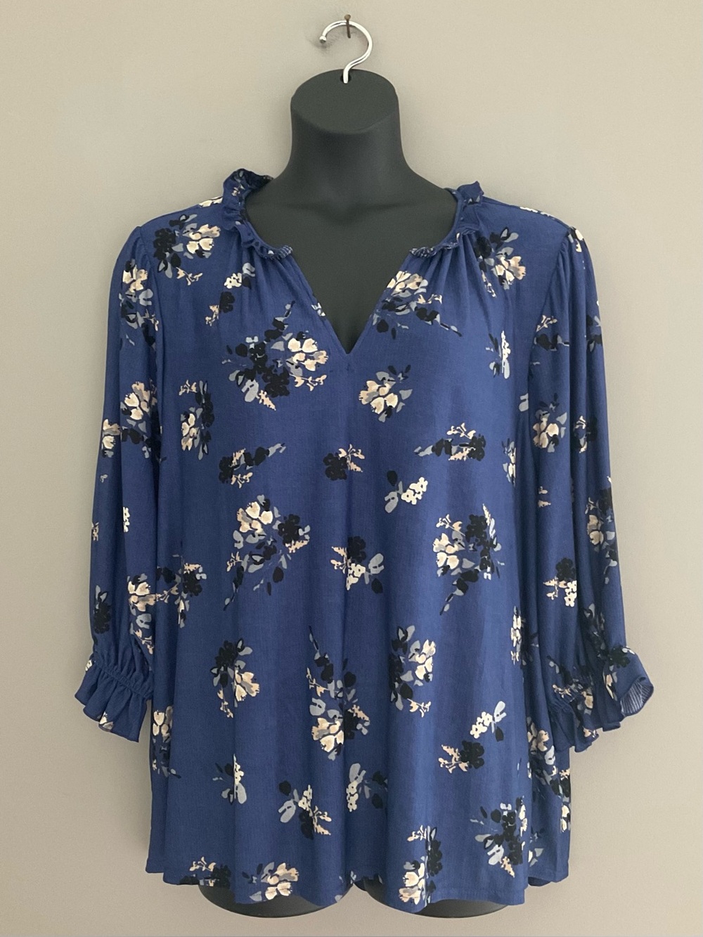 MELLÓDAY, NWT, Blue & White, Floral Blouse